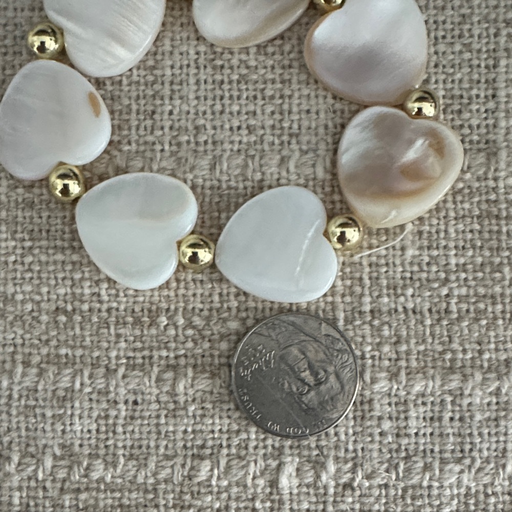 Mother of Pearl heart bracelet (stretch) - Picture 2 of 2